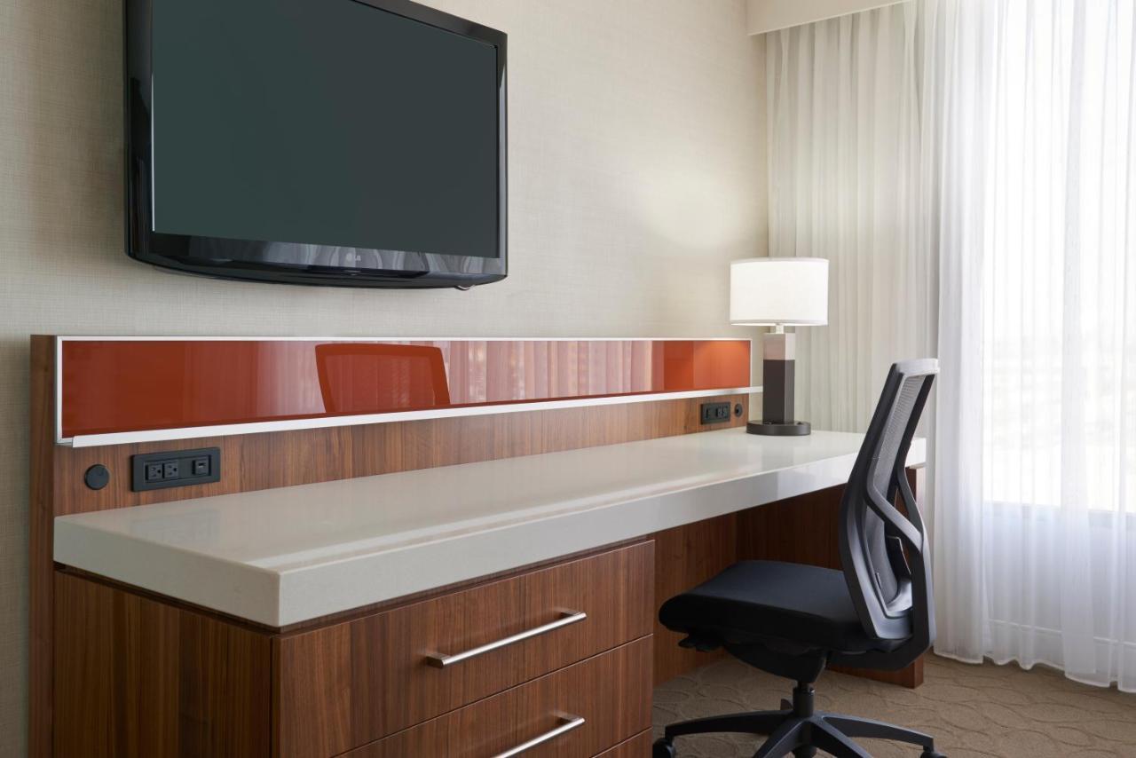 Delta Hotels By Marriott Toronto Airport & Conference Centre Exterior photo