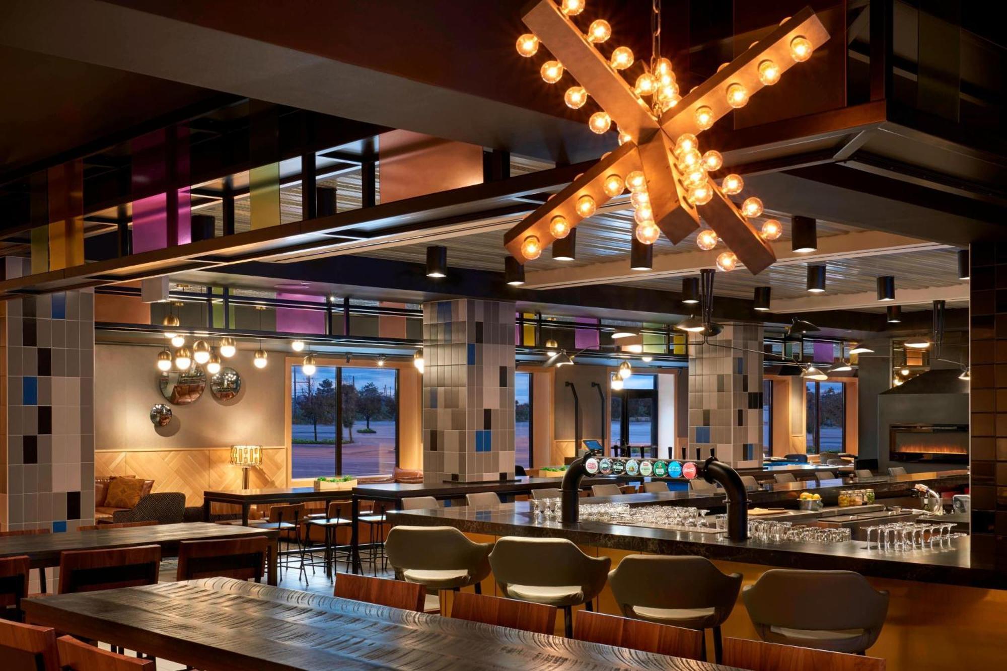Delta Hotels By Marriott Toronto Airport & Conference Centre Exterior photo